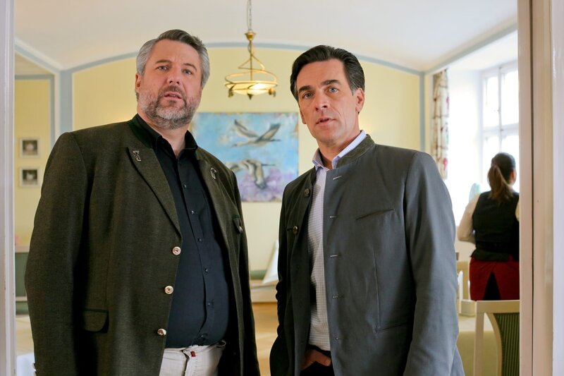 Als Stadler (Dieter Fischer, l.) herausfindet, dass Bernd Scheuer (Wolfgang Krewe, r.) eine Affäre hatte, gerät der Ehemann des Opfers unter Druck. – Bild: Christian A. Rieger – klick /​ Die Verwendung ist nur bei reda /​ ZDF /​ © ZDF/​Christian A. Rieger – klick