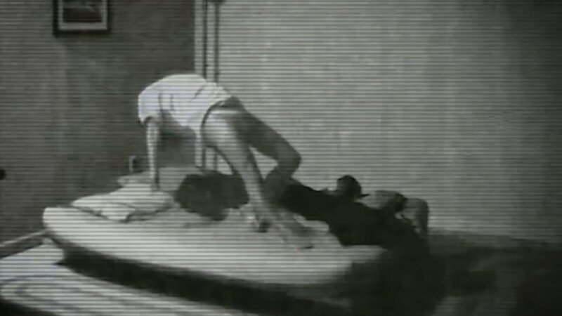 Mann schlafend und schwebend über einem Bett – Bild: Warner Bros. Discovery