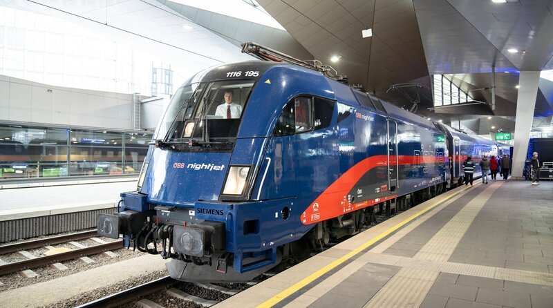 Alexandra Kosma und Patrick Wira testen parallel zueinander die Nachtzugfahrten von Hamburg nach Stockholm und Wien. Patrick im neuen Nightjet und Alex im alten. – Bild: WDR