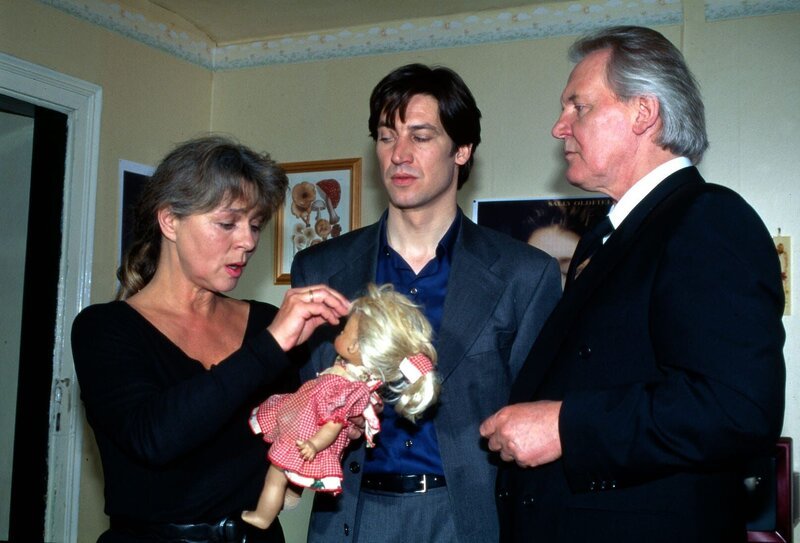 Kommissar Moser (Tobias Moretti, M.) befragt die Eltern der verstorbenen Anna Foltyn nach Hinweisen auf einen möglichen Täter. Frau Foltyn (Cornelia Froboess, l.) und Dr. Foltyn (Wolfgang Hübsch, r.) stehen allerdings noch unter Schock. – Bild: SAT.1