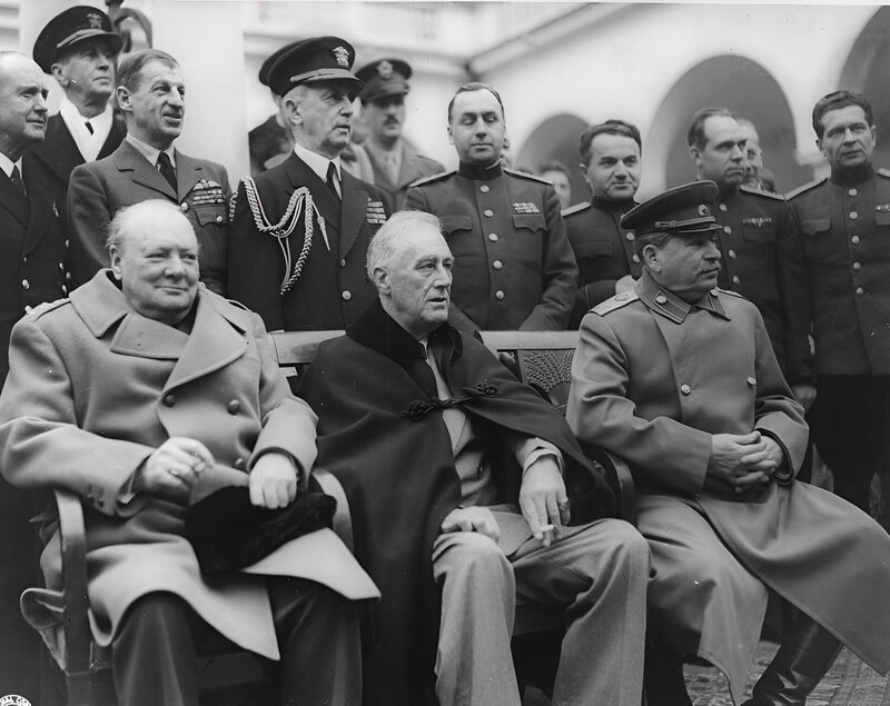 Premierminister Winston Churchill, Präsident Franklin D. Roosevelt und Marschall Joseph Stalin im Palast von Jalta. – Bild: U.S. Library of Congress