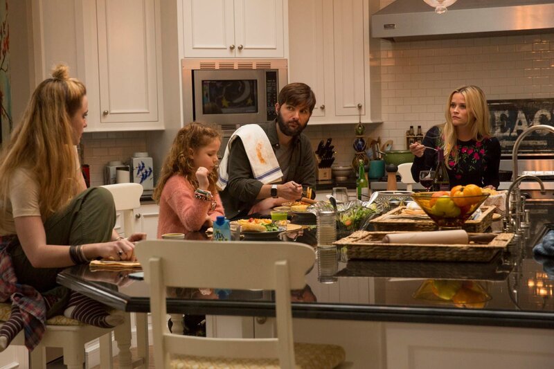 L-R: Abigail Carlson (Kathryn Newton), Chloe Mackenzie (Darby Camp), Ed Mackenzie (Adam Scott) und Madeline Mackenzie (Reese Witherspoon). – Bild: Home Box Office, Inc.