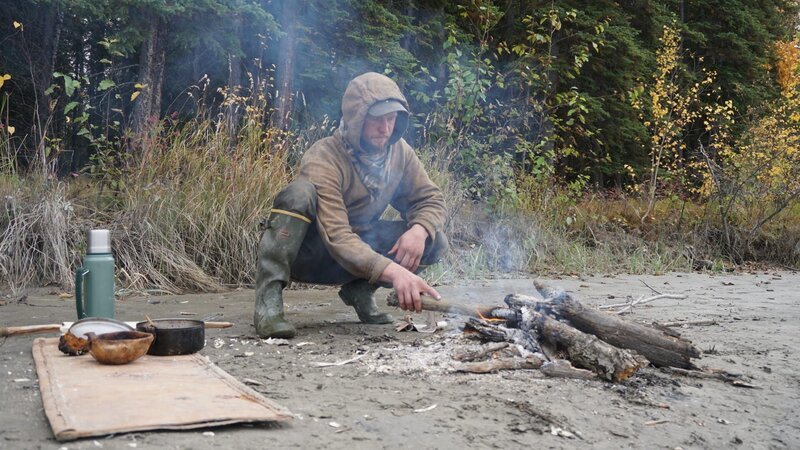 Gerrid am Lagerfeuer, Day. – Bild: Discovery Communications, LLC