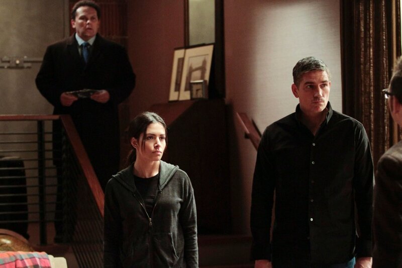 (v.l.): Lionel Fusco (Kevin Chapman), Samantha Shaw (Sarah Shahi) und John Reese (Jim Caviezel) – Bild: Warner Brothers