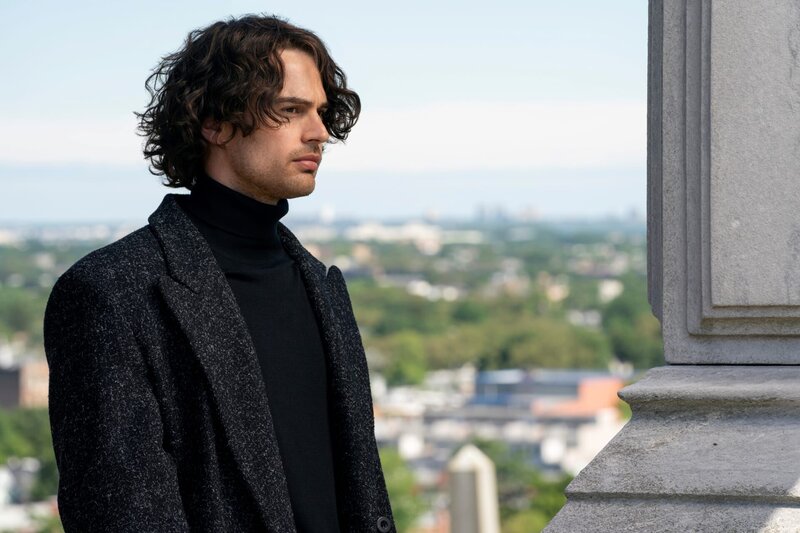 Henry DeTamble (Theo James) – Bild: Macall Polay /​ Warner /​ Die Verwendung ist nur bei redaktioneller Berichterstattung im Rahmen einer Programmankündigung ab 2 Monate vor der ersten Auss /​ © 2021 Home Box Office, Inc. All rights reserved. HBO® and all related programs  …