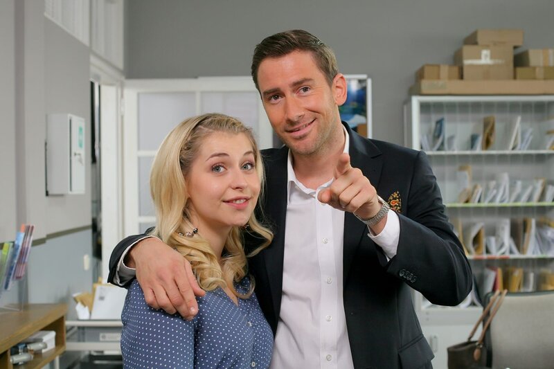 Freddy Hautzenberger (Markus Stoll, r.) sorgt nicht nur bei Christin Lange (Sarah Thonig, l.) für viel heiße Luft. – Bild: Christian A. Rieger – klick /​ Die Verwendung ist nur bei reda /​ ZDF /​ © ZDF/​Christian A. Rieger – klick