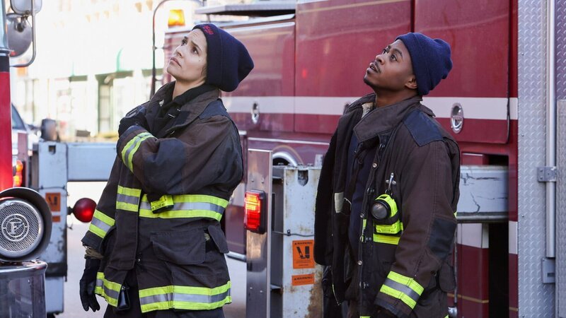 Chicago Fire Staffel 12 Folge 2 Beobachten den Einsatz ihrer Kollegen: Kara Killmer als Sylvie Brett, Daniel Kyri als Darren Ritter – Bild: SRF/​2022 NBC Universal