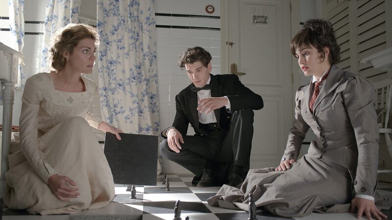 Alicia (Amaia Salamanca), Julio (Yon González) und Maite (Megan Montaner) – Bild: AXN White