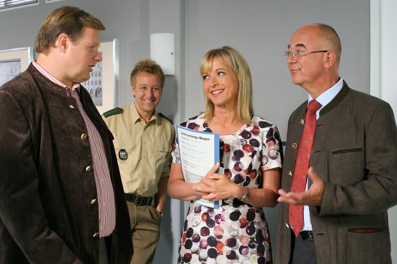 Kommissarin Danner (Katharina Abt, 2.v.r.) unterstützt die Rosenheimer Kollegen (Michael A. Grimm, l.; Max Müller, 2.v.l.; Alexander Duda, r.) bei ihren Ermittlungen. – Bild: ZDF /​ Christian A. Rieger