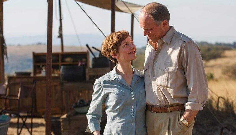 Während einer gemeinsamen Afrikareise kommen Bernhard Grzimek (Ulrich Tukur) und Erika (Katharina Schüttler), die Witwe seines Sohnes, sich auch emotional näher. – Bild: HR/​Degeto/​UFA Fiction/​Kevin Sawyer