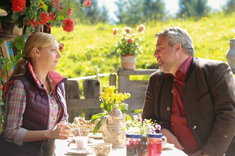 Während ihrer Buchrecherche über einen bayrischen Schlagerstar, stieß Autorin Maja Tiemann (Nadja Petri, l.) auf ein paar Geheimnisse, die auch Kommissar Stadler (Dieter Fischer, r.) interessieren. – Bild: Christian A. Rieger – klick /​ Die Verwendung ist nur bei reda /​ ZDF /​ © ZDF/​Bavaria Fernsehprod./​Christian A. Rieger