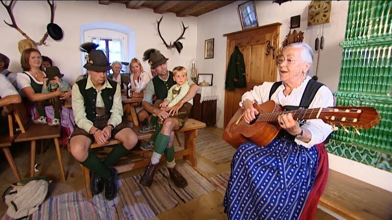 Luise Pape aus Gmunden, die Grande Dame des Gstanzlsingens. – Bild: ORF