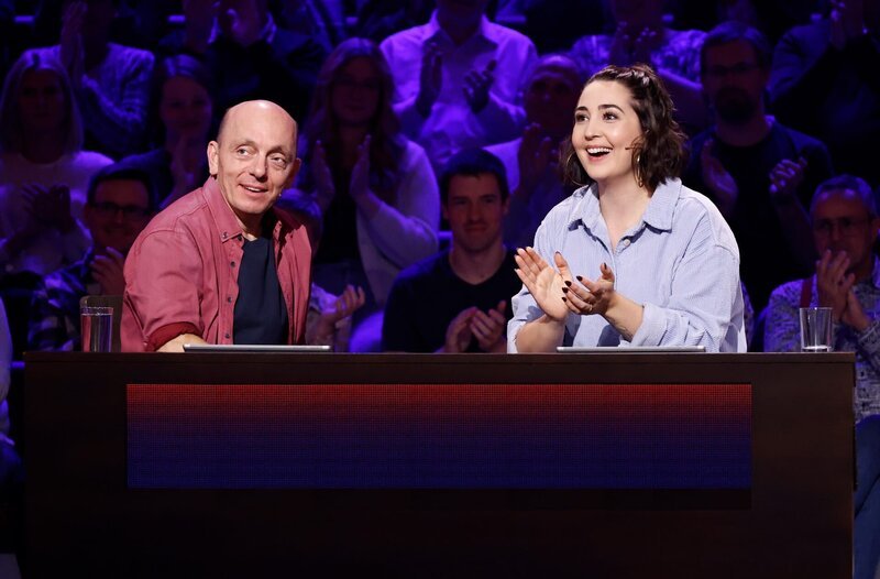 Rateteam-Kapitän Bernhard Hoëcker (l.) mit Comedienne und Podcasterin Luisa C. Schulz (r.). – Bild: ARD/​Morris Mac Matzen