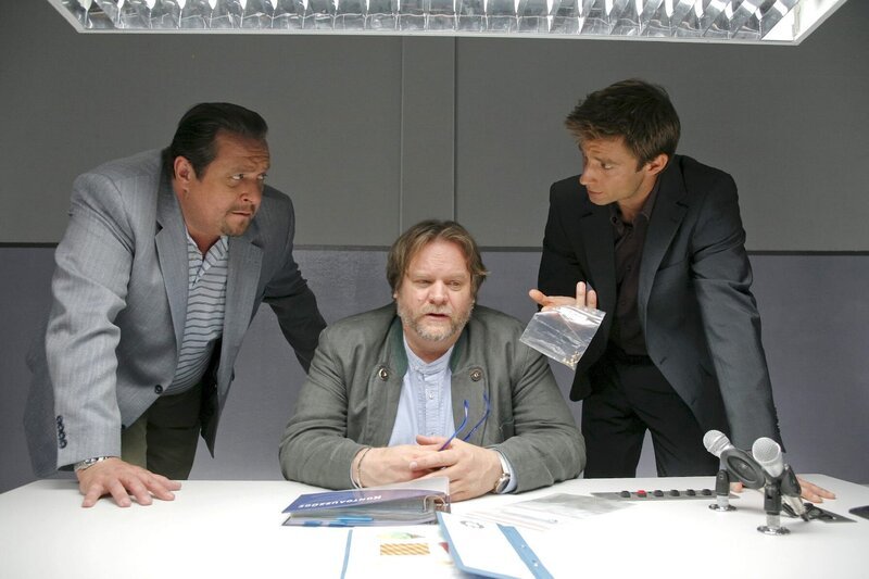 Die Kommissare Hansen (Igor Jeftic, r.) und Prantl (Andreas Giebel, l.) nehmen den Verdächtigen Holger Schubert (Andreas Vitus Geiss, M.) in die Zange. – Bild: ORF/​ZDF/​Christian A. Rieger