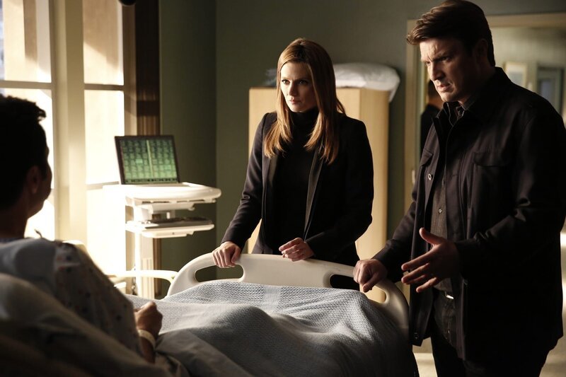 Als Rick (Nathan Fillion, r.) und Kate (Stana Katic, M.) herausfinden, dass insbesondere das organisierte Verbrechen ein nicht unwesentliches Interesse an Inspekteur Alan Masters (Jonathan Silverman, l.) Ableben zu haben scheint, weil er erneut ein Angebot ausschlagen hat, geraten auch sie selbst in Visier der Gangster … – Bild: PLURIMEDIA (ABC /​ Tyler Golden)