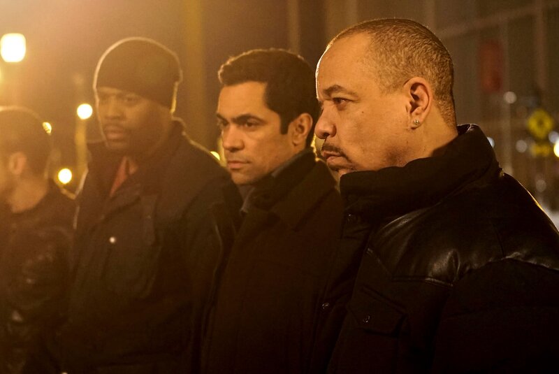 CHICAGO P.D. -- „The Number of Rats“ Episode 220 -- Pictured: (l-r) Laroyce Hawkins als Kevin Atwater, Danny Pino als Nick Amaro, Ice-T als Odafin „Fin“ Tutuola – Bild: NBCUniversal Media, LLC/​NBC