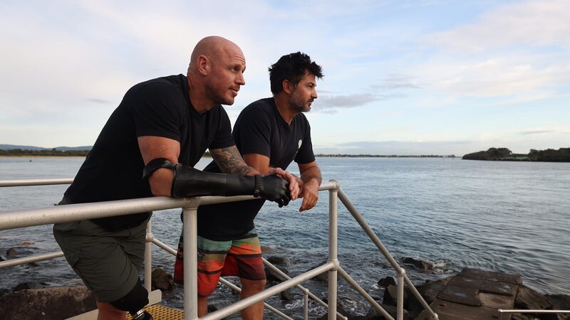 Dr. Johan Gustafson und N. Paul De Gelder blicken auf den Gold Coast SeaWay. – Bild: Warner Bros. Discovery