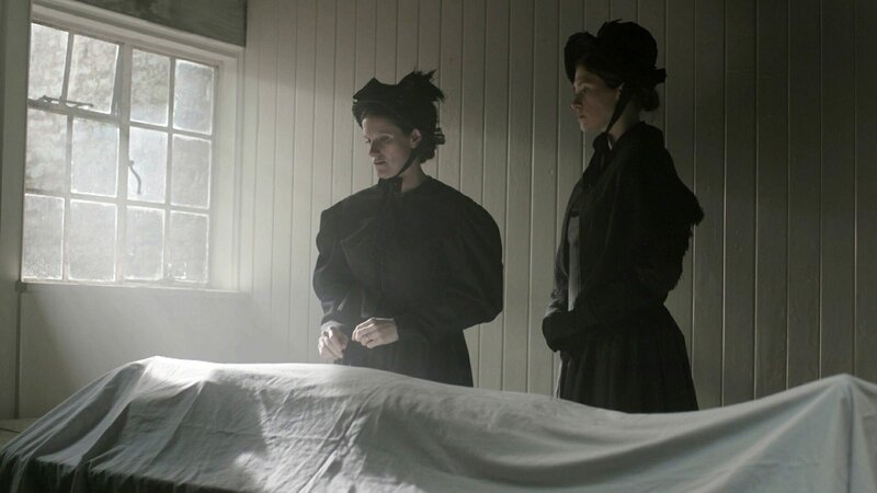 Die Schwägerin des Opfers Clara Hogg (l.) und Mary Pearcey. – Bild: RTL /​ ZDF/​ Cosmo Hildyard /​ Die böse Nachbarin