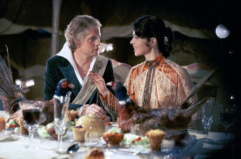 Während Constance die Riesenschlange überwältigt, wird Leonhard (Bodo Wolf) auf der Insel von Comtessa Annunziata (Renate Blume) entdeckt, die ihn an Bord ihres Schiffes holt. Leonhard, der sein Gedächtnis verloren hat, begleitet sie auf ihr Schloss. – Bild: Jörg Erkens Während Constance die Riesenschlange überwältigt, wird Leonhard (Bodo Wolf) auf der Insel von Comtessa Annunziata (Renate Blume) entdeckt, die ihn an Bord ihres Schiffes holt. Leonhard, der sein Gedächtnis verloren hat, begleitet sie auf ihr Schloss. – Bild: Jörg Erkens