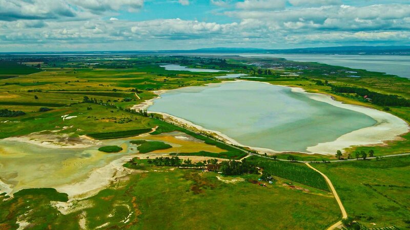 Er ist eine exotische Steppenlandschaft mit seltener Flora, seine Tierwelt kommt aus Nah und ganz weit aus der Ferne nach Österreich _ Der Nationalpark Neusiedler See/​Seewinkel. – Bild: Bergblick