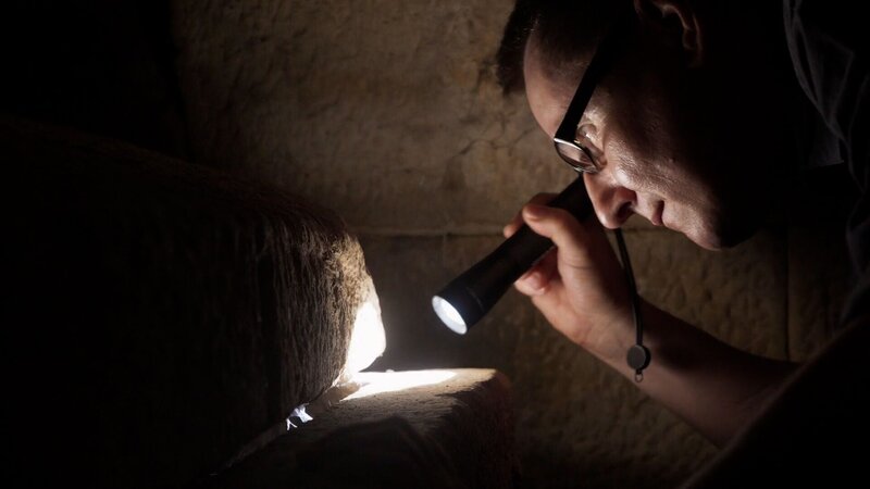 Martin Steskal in der Grabkammer   +++ – Bild: RTL /​ Label News /​ Das Grab der Ptolemäer