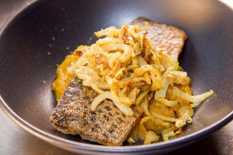 Am Abend in der Grazer Gerüchteküche: Saibling mit Kürbispüree und Fenchel. – Bild: ORF/​Satel Film/​Claus Muhr