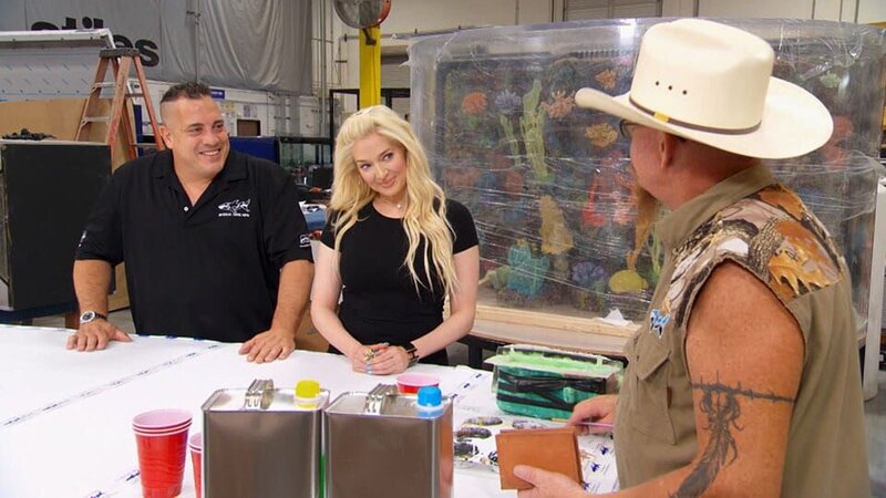 Erika attempts to paint a book. – Bild: Discovery Channel