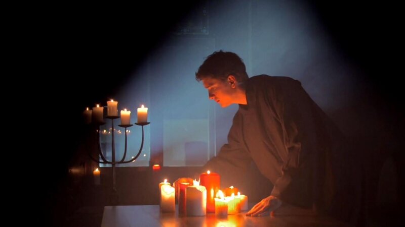 Reenactment – Sven bereitet sich auf die nächtliche Aktion im Rittersaal vor. – Bild: Tanja Bachetzky /​ Warner Bros. Discovery