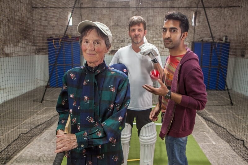 Germaine Troughton (Susan Jameson, li.), Ben Jones (Jason Hughes) und Fitz Theara (Parth Thakerar, re.) ‚Last Man Out‘ – Bild: Bentley Productions & All3Media International