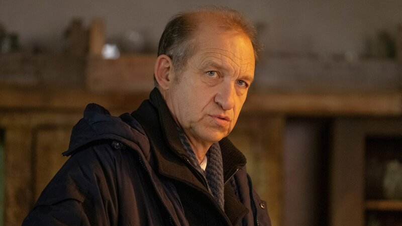 Carl Sievers (Peter Heinrich Brix), – Bild: Christine Schroeder /​ ZDF Enterprises GmbH /​ Die Verwendung ist nur bei redaktioneller Berichterstattung im Rahmen einer Programmankündigung ab 2 Monate vor der ersten Auss /​ © ZDF/​Christine Schroeder