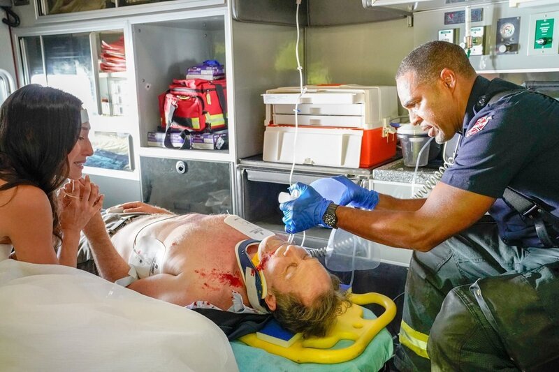 „Station 19“, „Nachwehen.“ Ryan ist bei einem tragischen Unfall ums Leben gekommen. Andy trifft der Verlust schwer und Pruitt macht sich große Sorgen um seine Tochter. Denn anstatt zu trauern, stürzt Andy sich voll in ihre Arbeit. Ihr erster Einsatz führt sie in ein Geschäft für Brautmoden, wo eine junge Frau eine Kohlenmonoxidvergiftung erlitten hat. Jack muss unterdessen feststellen, dass es sich bei seiner jüngsten Eroberung ausgerechnet um die Frau von Vasquez handelt. Im Bild (v.li.): Chelsea Kurtz (Shauna), Jeff Davis (Martin), Jason George (Dr. Ben Warren). – Bild: ORF/​Disney/​ABC/​Mitch Haaseth