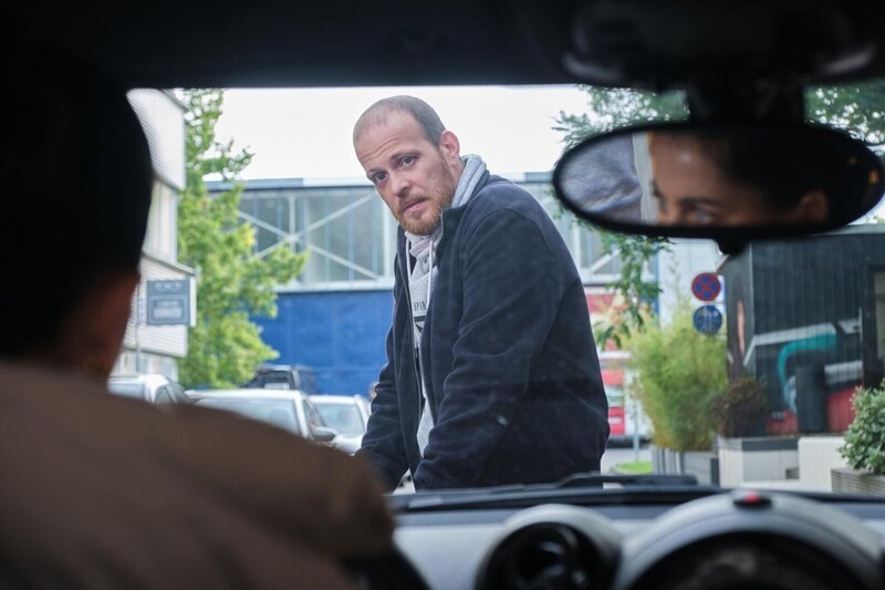 Tobias (Patrick Müller), bringt sich vor lauter Müdigkeit in Gefahr. Im Auto: Sina (Valea Scalabrino) – Bild: Foto: RTL /​ Stefan Behrens