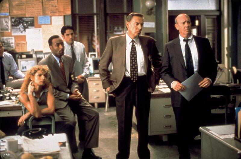 Dann Florek asDonald Cragen Jerry Orbach Jesse L. Martin Michelle Hurd – Bild: 1999 Universal Network Television (C)13TH STREET Photocredit Mandatory, Editorial Use Only, NO archive, NO Resale