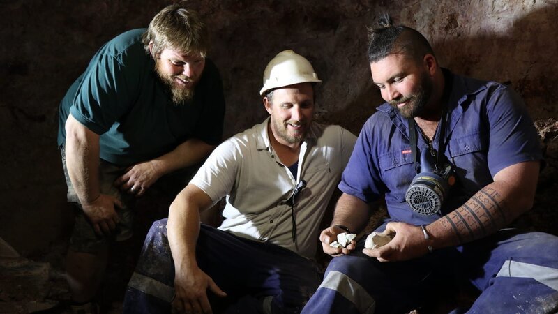 Mooka Boys team picture, in their tunnel with opal. L-R: Colin Kathagen, Mathew.Kathagen, & Leif Tanzer, Andamooka SA – Bild: Discovery Communications, LLC.