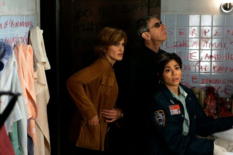 (l-r) Mariska Hargitay as Det. Olivia Benson, Richard Belzer as Det. John Munch, Angel Desai as CSU Tech – Bild: Universal Network Television /​ 13TH STREET