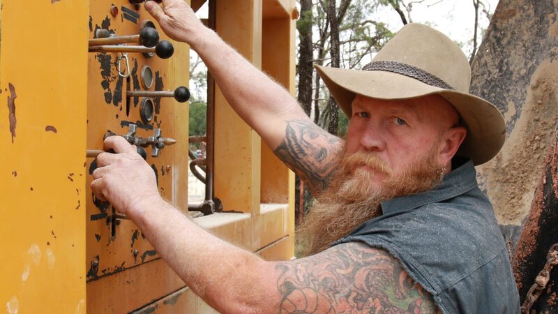Rod Manning (die „Buschmänner“) bedient eine Maschine, lachend, Grawin NSW. – Bild: Discovery Communications, LLC.