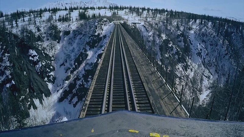 Zugfahrt über die Brücke. – Bild: Warner Bros. Discovery