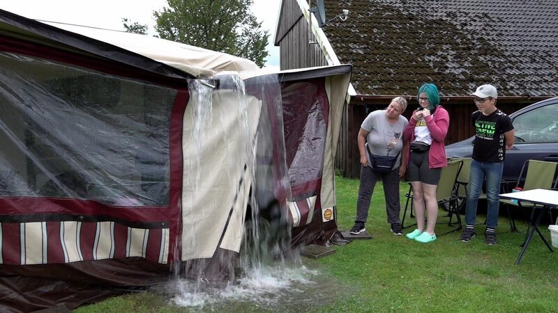 Ein heftiger Sturm hat das Vorzelt von Sandra und ihrer Familie verbogen. Fällt der Camping-Urlaub nun ins Wasser? – Bild: RTLZWEI