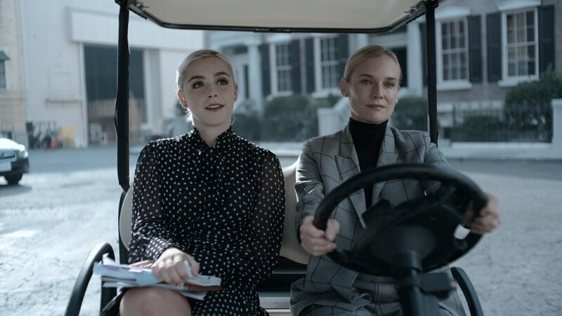 Lou Simms (Kiernan Shipka, l.) und Joyce Holt (Diane Kruger, r.) – Bild: RTL /​ Lions Gate Television Inc.