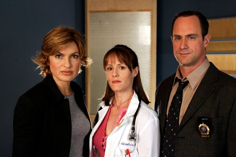 (l-r) Mariska Hargitay als Det. Olivia Benson, Mary Stuart Masterson als Dr. Rebecca Hendrix, Christopher Meloni als Det. Elliot Stabler – Bild: Universal Network Television /​ 13TH STREET