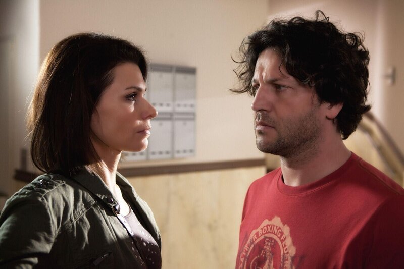 Britta (Tabea Heynig) macht Rolf (Stefan Franz) klar, dass sie sich ihr Liebesglück mit Malte nicht kaputt machen lässt. – Bild: RTL, Timo M. Seidel