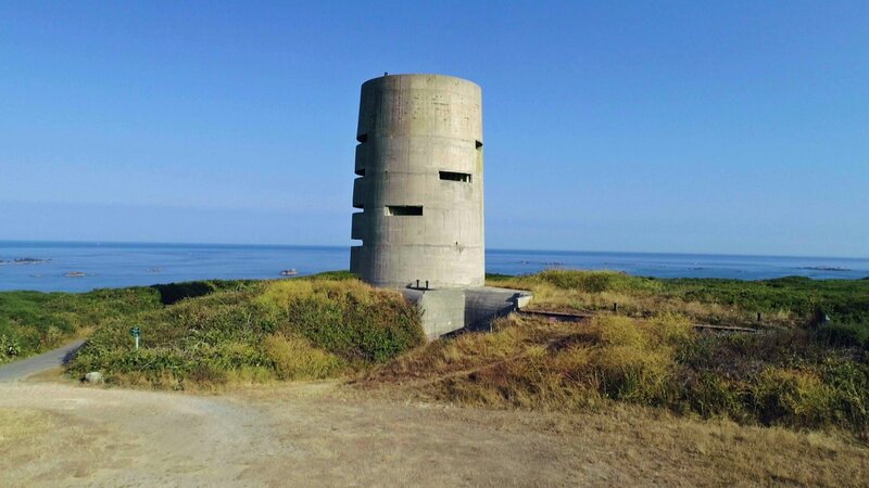 Unter diesem Betongebilde auf der britischen Kanalinsel Guernsey verbirgt sich ein komplexes Bunkersystem. – Bild: WELT