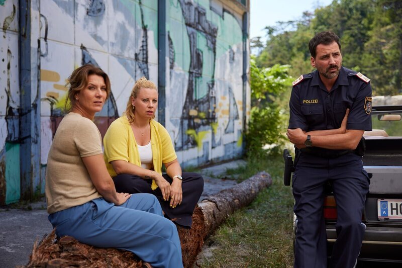 v.li.: Barbara Gapp (Caroline Frank), Liesl Schaber (Katharina Straßer) und Magnus Tröger (Marcel Mohab). – Bild: ServusTV /​ Fabio Eppen /​ MR-Film