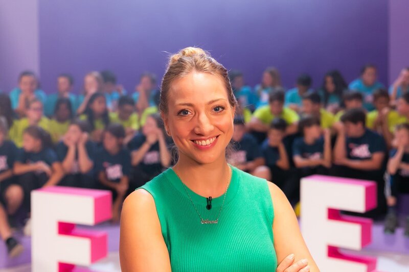 Host Anna Zöllig – Bild: SRF/​Damian Haas