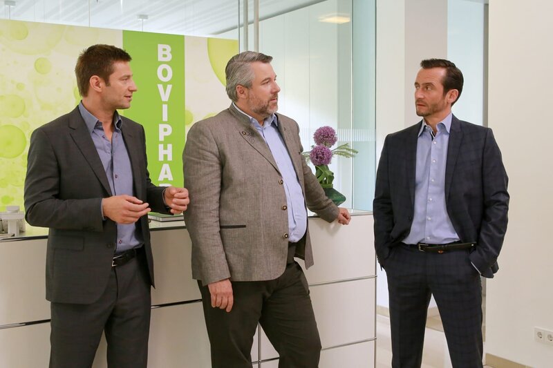 Hat Vizechef Robert Kinkel (Sven Gerhardt, r.) seinen Kollegen ermordet, nachdem dieser ihn erpresst hat? Für Hansen (Igor Jeftic, l.) und Stadler (Dieter Fischer, M.) ein Mordmotiv. – Bild: Christian A. Rieger – klick /​ Die Verwendung ist nur bei reda /​ ZDF /​ © ZDF/​Christian A. Rieger – klick