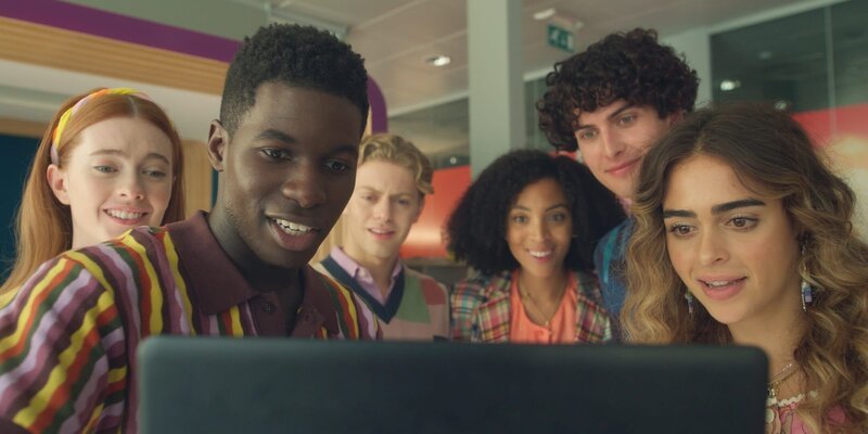 Von links: Mia (Abigail O’Regan), Jack (Sam Darius), Finn (Zac Gabriel Werb), Cece (Hailey Romain), Benoit (Étienne Moana) und Simone (Margherita Barbieri): Sie haben eine Einladung zu einem Hip-Hop-Wettbewerb erhalten und schauen sich begeistert Clips der Hip-Hop-Gruppe „BLOK“ an, die früher an der Pariser Ballettschule existierte. Sie beschließen, den „BLOK“ wieder aufleben zu lassen. – Bild: Cottonwood Media – ZDF