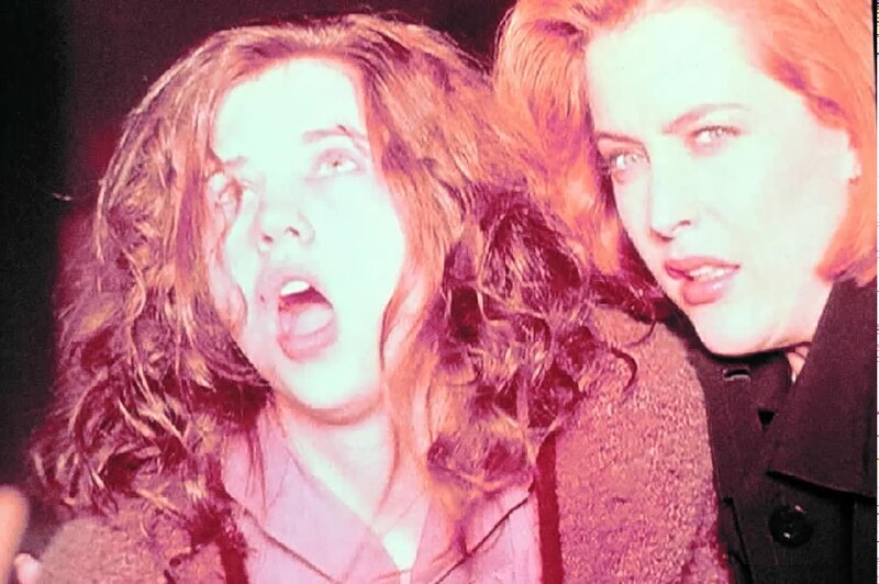 Scully (Gillian Anderson, r.) und die behinderte Roberta (Emily Perkins, l.) sind vom Licht des Engels Seraph geblendet, der gekommen ist, um die Seelen der Nephalim in den Himmel zurückzuholen. – Bild: SYFY
