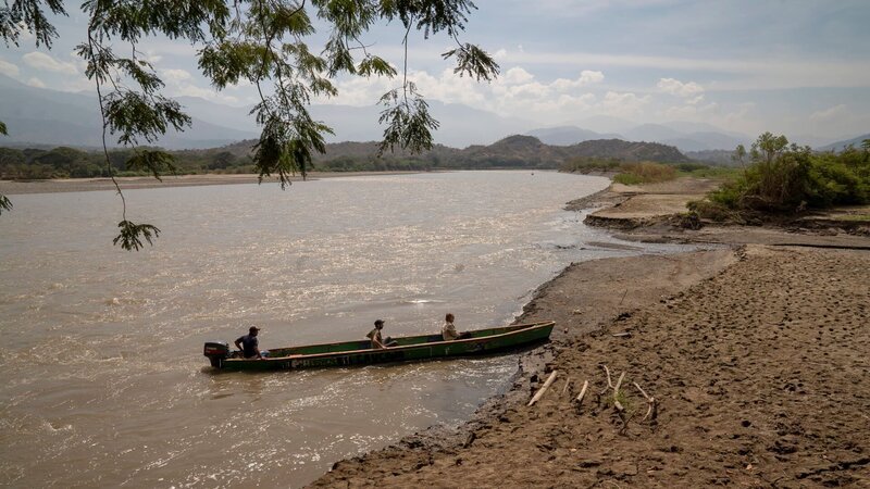 Chris and Ramon arriving on the river bank by boat. – Bild: Discovery Channel /​ Discovery Communications, LLC