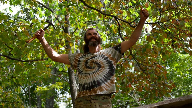 Willy proud of the trap. – Bild: KurtZell /​ Destination America /​ Animal Planet