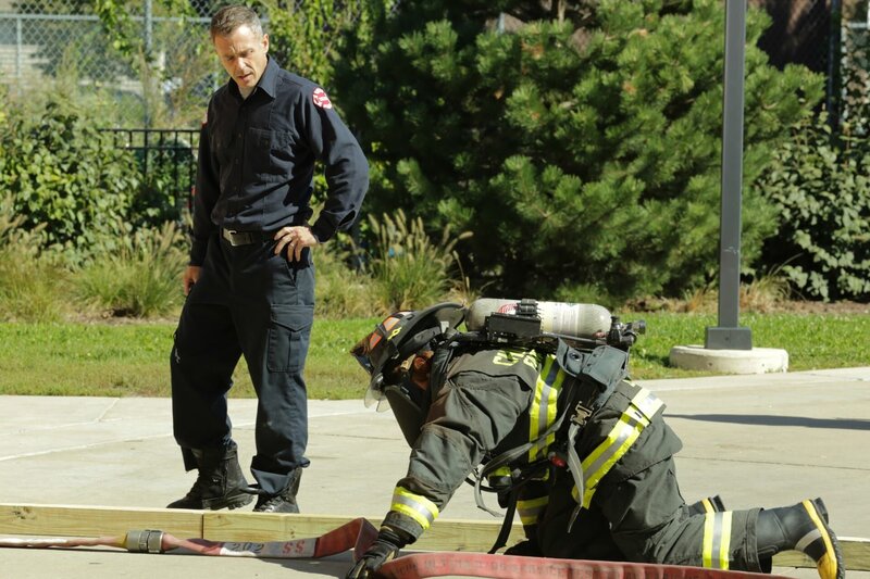 CHICAGO FIRE -- „Madmen and Fools“ Episode 306 -- Pictured: (l-r) David Eigenberg as Christopher Herrmann, Monica Raymund as Gabriela Dawson. – Bild: NBCUniversal Media, LLC